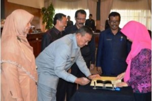 Bupati Kuningan sat menandatangi OPD yang telah dissahkan DPRD Kuningan.